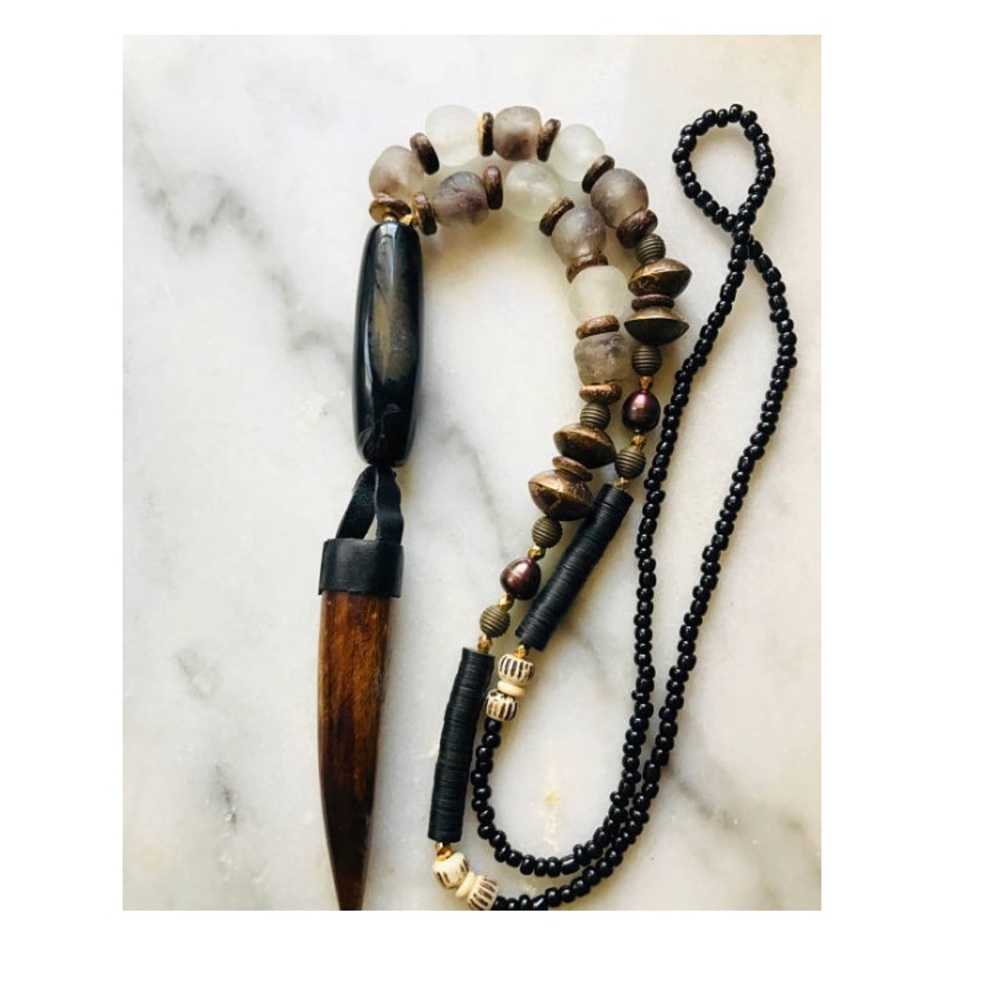 Horn | Black leather and Purple Flake